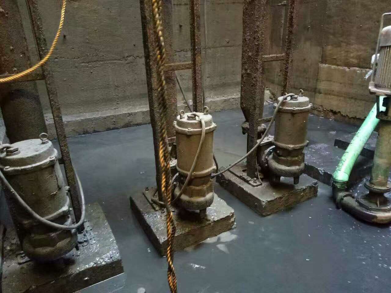 城关污水池清理